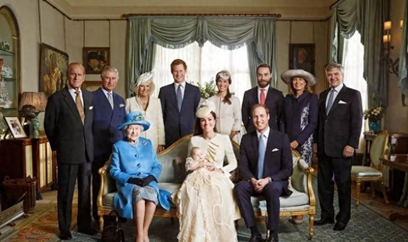 1992年,英国王室曝出丑闻:37岁富商吮吸着33岁王妃的脚趾