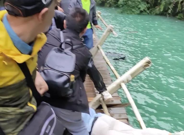 湖北网红桥坠落去世,湖北松滋市街河镇网红桥