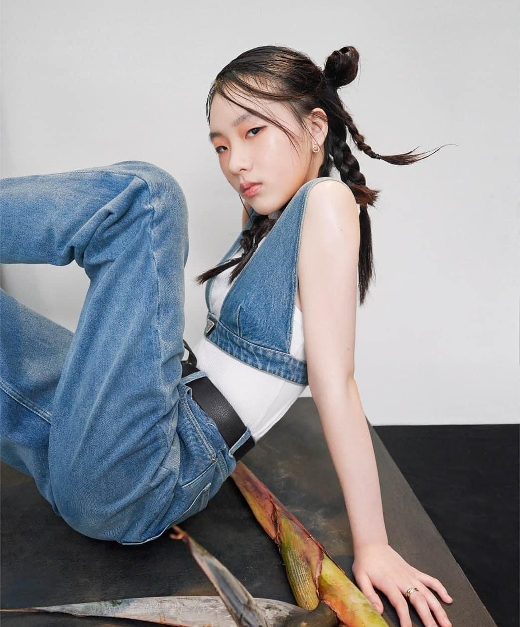 小S大女儿许曦文居家穿白T，解锁新穿法，搭配高腰运动裤好显瘦