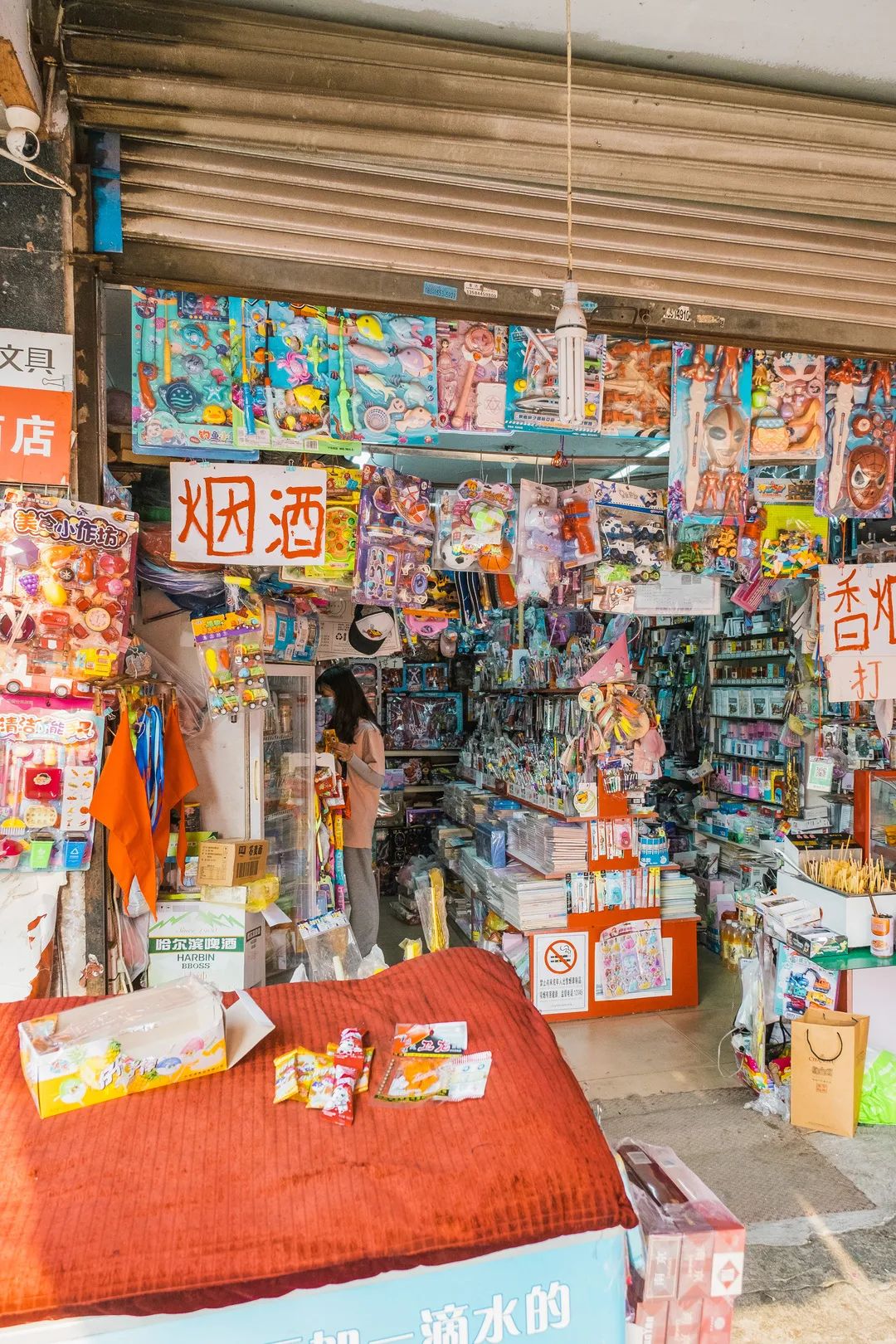 校门口的小店从来没有让人失望,校门口小店生意火爆