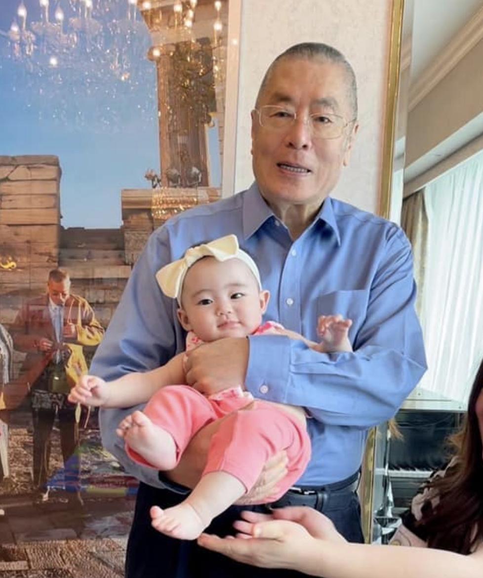 娱乐圈父女恋靠谱吗？张纪中护妻，张艺谋交罚款，钢琴家81岁当爸