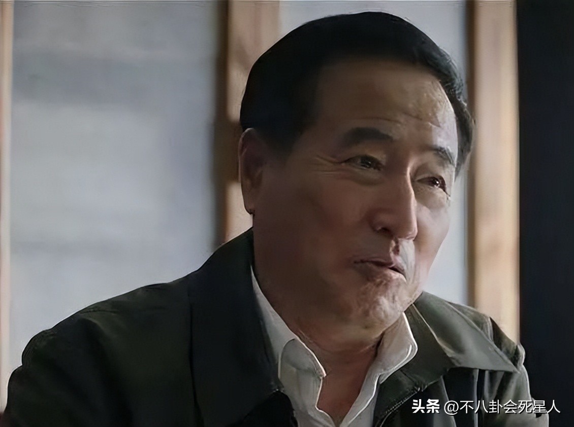 老戏骨云集，央视黄金档播出，《那山那海》打出了一把王炸