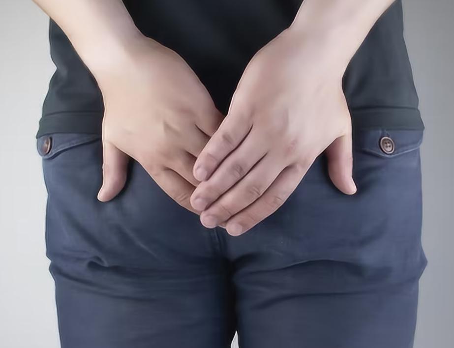 肛门潮湿瘙痒还臭用盐水能缓解吗,肛门潮湿瘙痒灼热伴有尿频尿灼热