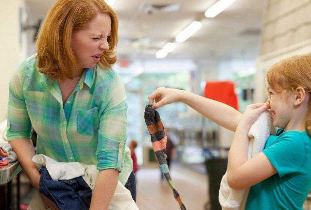 为什么有人喜欢抠手抠脚,为什么抠脚后总是想闻一闻