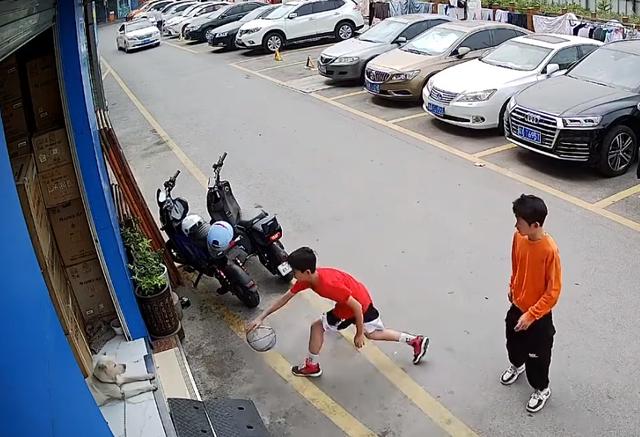 监控拍下2岁孩子一幕惊呆众人,监控拍下的一幕小孩打篮球