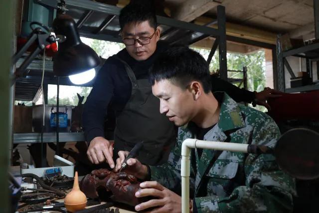 根雕手工匠人,根雕匠人一双巧手化腐朽为神奇