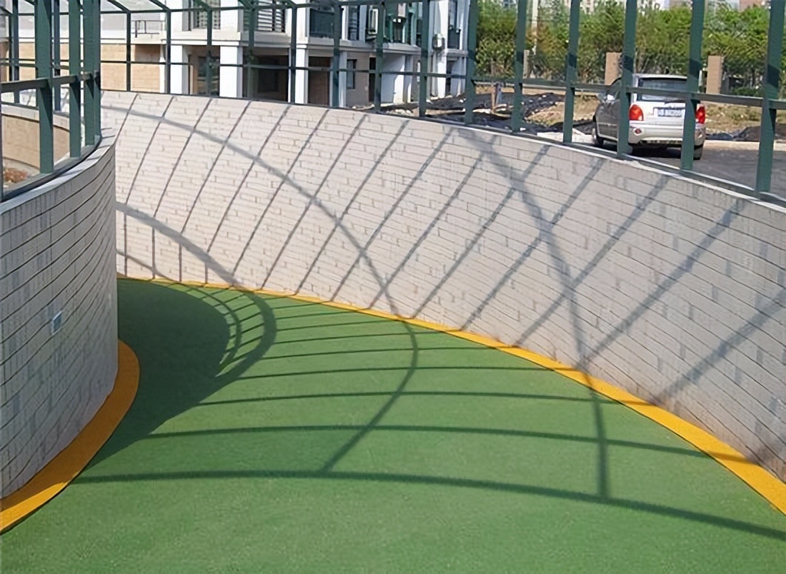 淄博陶瓷颗粒防滑路面工程公司,淄博防滑塑胶地板报价