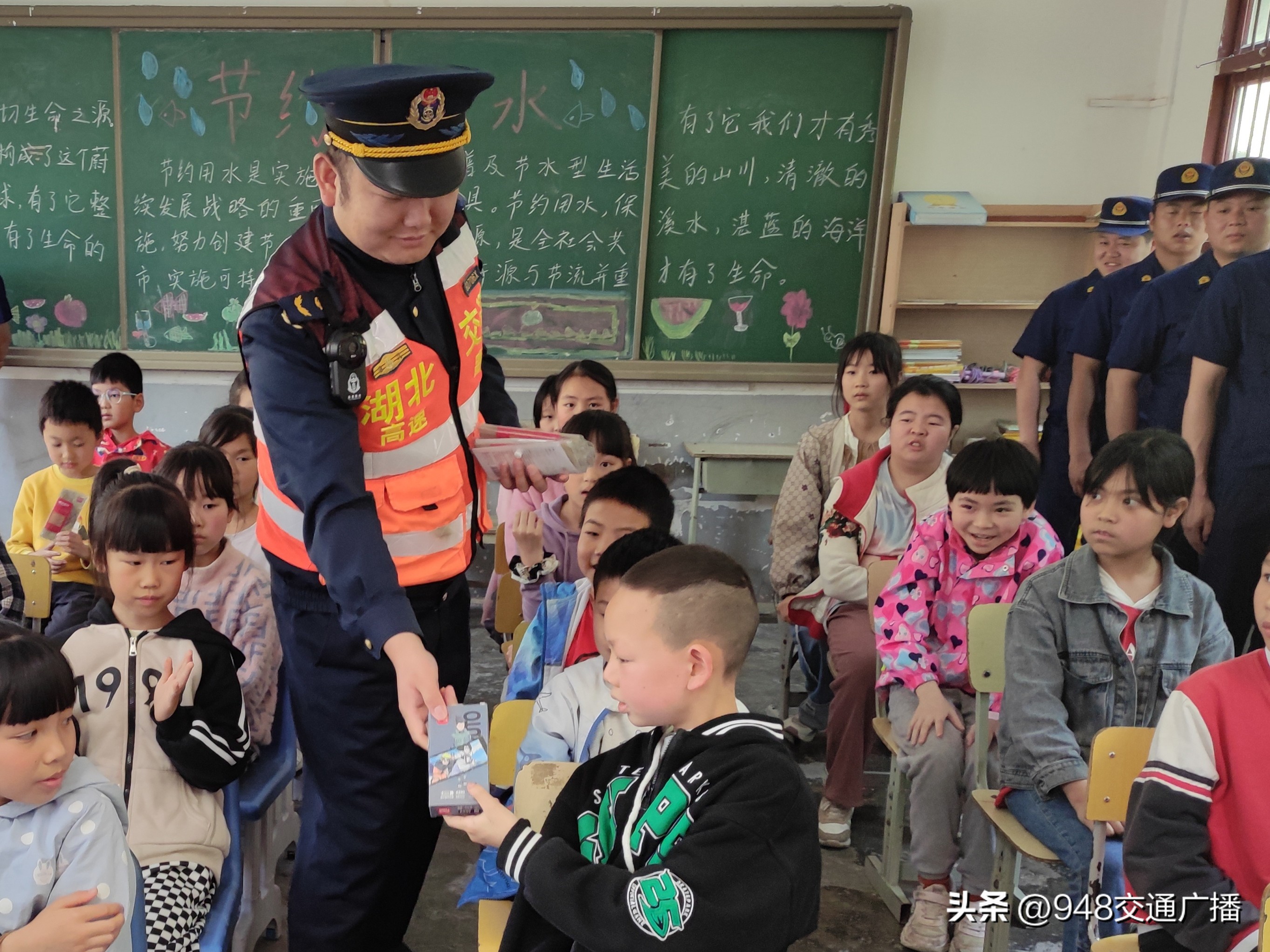 普法宣传进校园安全意识伴“童”行