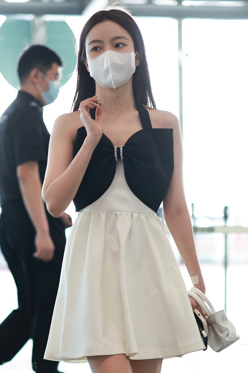 陈卓璇黑色蝴蝶结连衣裙,陈卓璇过膝靴时尚芭莎