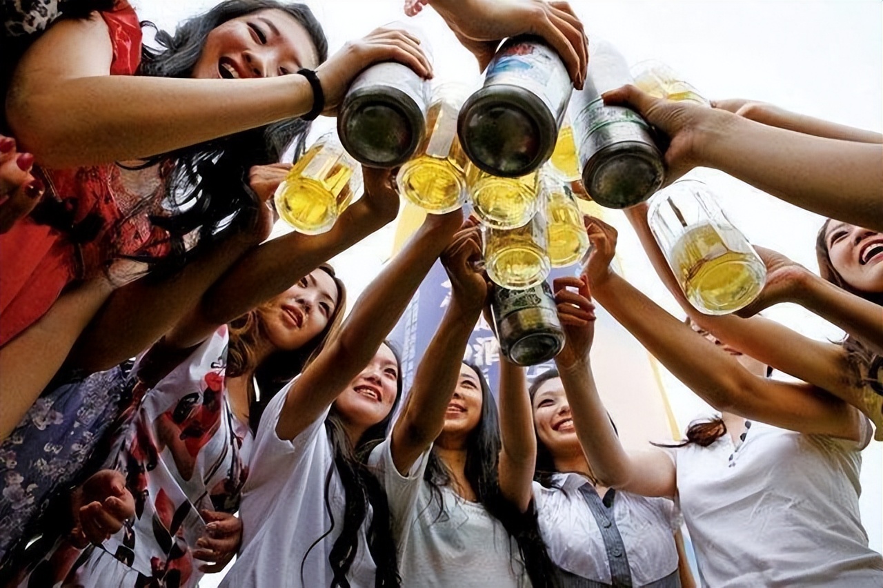 每晚喝一瓶啤酒的人会怎样,每天喝1瓶啤酒会怎样