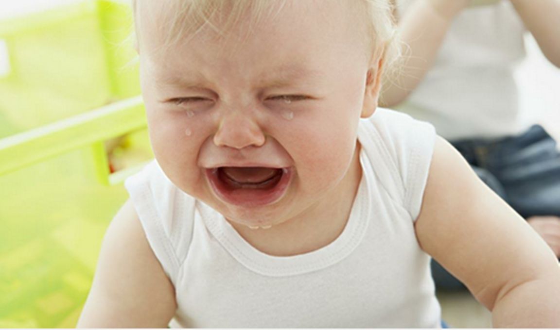 宝宝从50cm处摔下如何判断没事,宝宝从桌上摔下来要注意什么