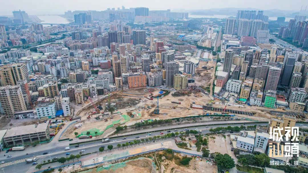 汕头站东侧出现一个很深的“大坑”？