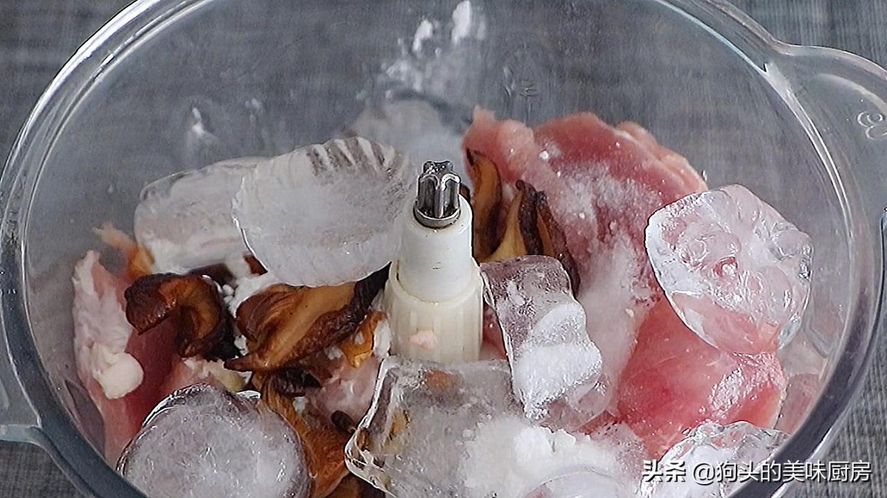 做猪肉丸子一斤肉放多少玉米淀粉,炸猪肉丸子的做法和配方的全过程