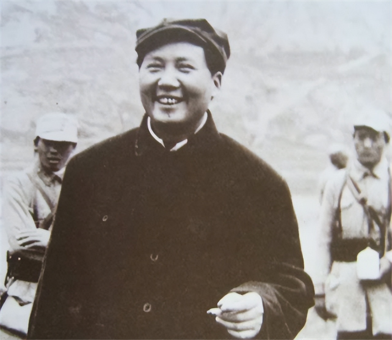 毛主席多次“戴口罩”外出，被认出后毫不避讳，与群众鱼水情深