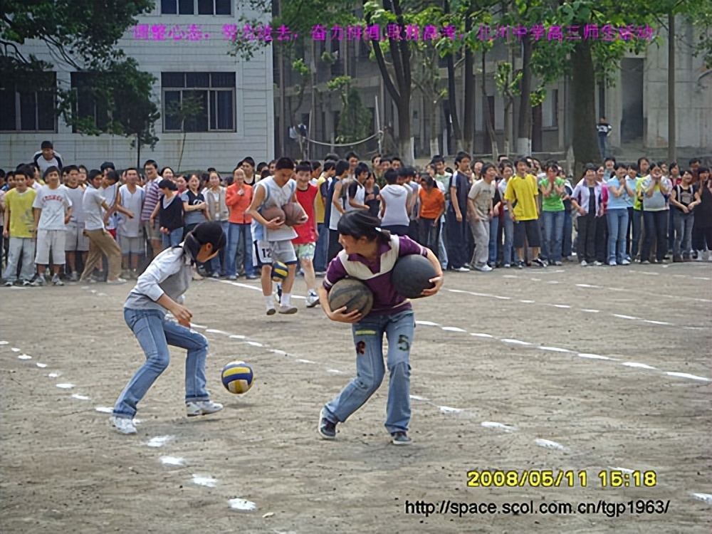 给外国人看汶川大地震感人瞬间,汶川大地震中震撼人心的军人视频