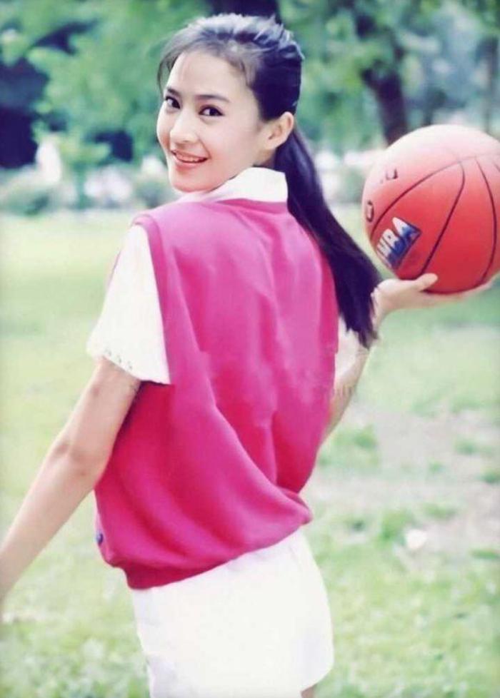 “最美婉君”与丈夫恋爱10年，生一双儿女，今58岁的她怎样了？