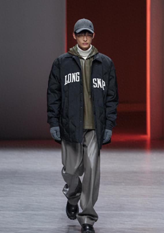 太平鸟镂空最新款,绒爱服饰