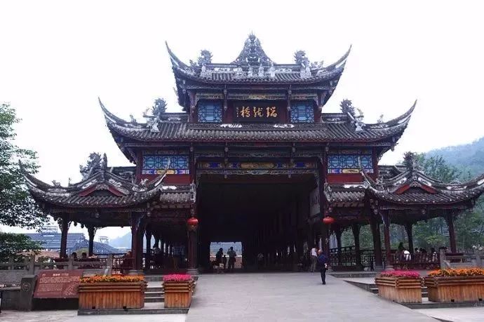 拜水都江堰问道青城山类似的话,拜水都江堰的拜水什么意思