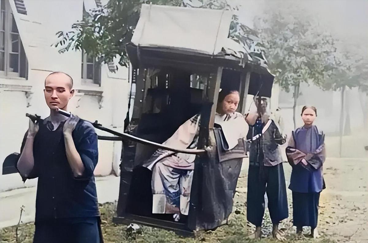 侵华日军老照片：女子自愿脱衣服让日本人拍摄，被拍下大尺度照片