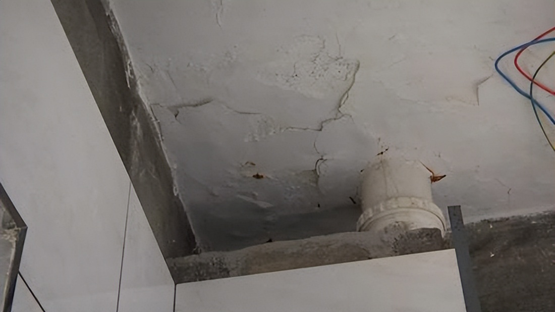 客厅屋顶漏水如何找漏水处,屋顶漏水怎样能找到准确漏水点