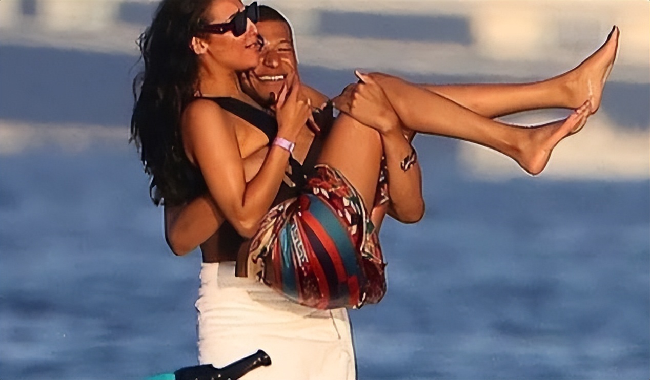 有钱变坏？姆巴佩和3美女游艇约会，公主抱比基尼美女