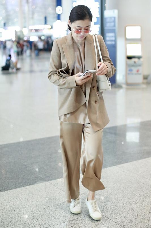 梅婷一家风衣配礼帽时髦又潇洒,梅婷穿的白衬衫和黑色阔腿裤