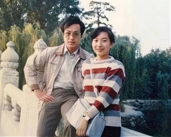 罗京去世后妻子和儿子的现状,罗京死后妻子哭的视频