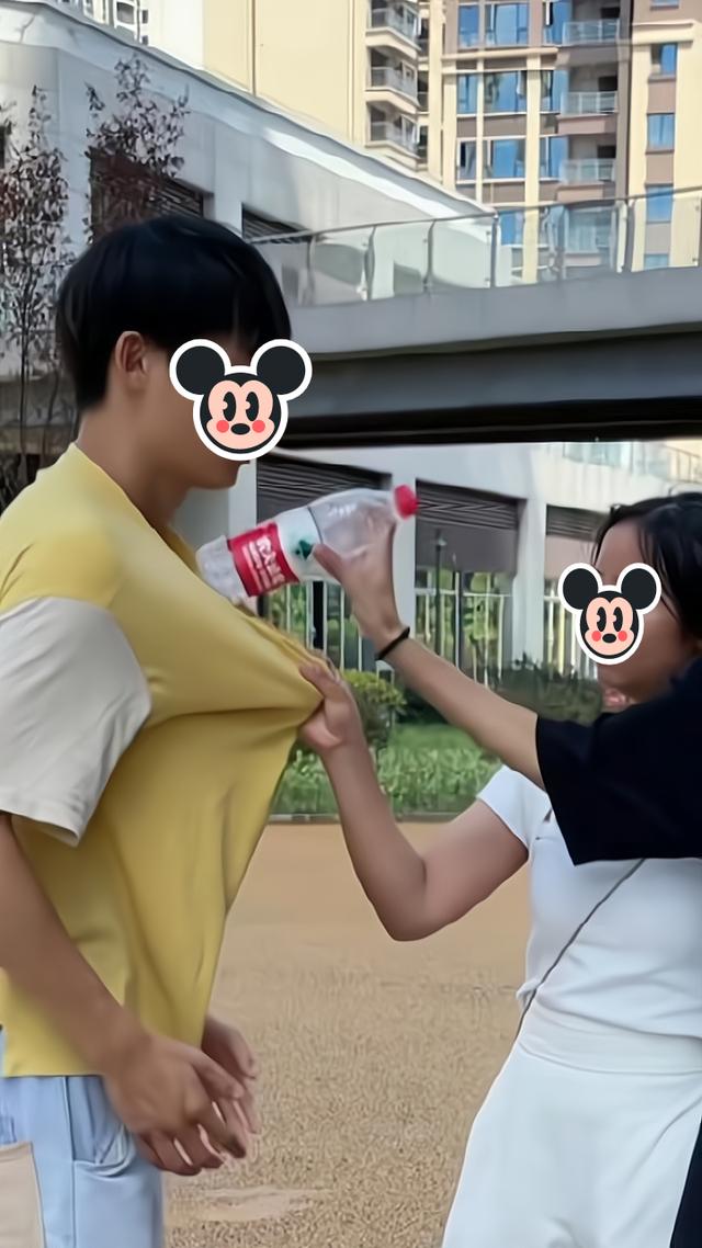 男子乱扔饮料瓶,男子乱扔饮料瓶女子捡起发现意外