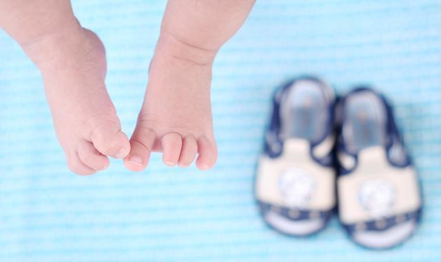 小孩老是光脚有厚袜吗,小孩穿鞋总爱脱