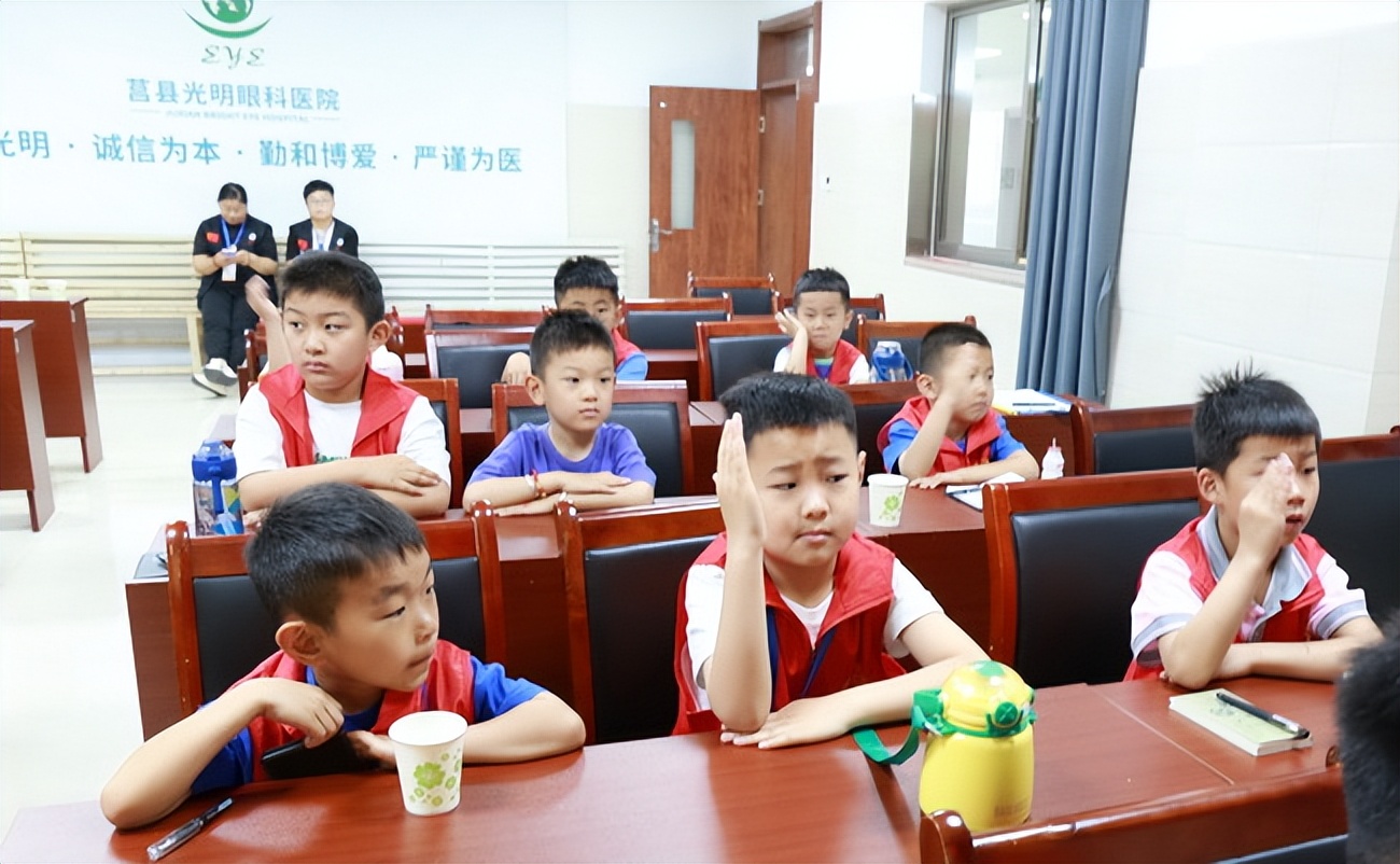 眼科小小医生体验活动,小记者走进眼科医院采访