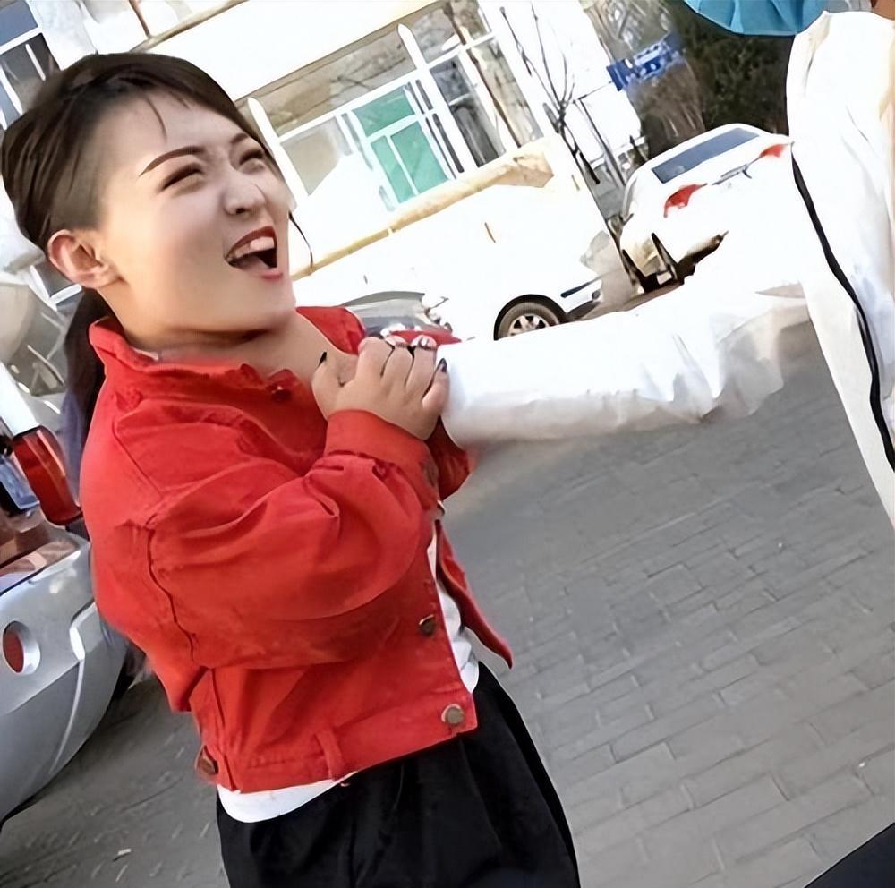 河北小伙娶侏儒症女子,侏儒男人对妻子打掉孩子