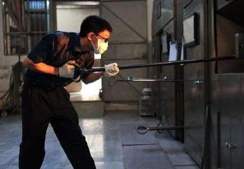 殡仪馆的骨灰无人认领会怎么处理,殡仪馆无人认领骨灰公布