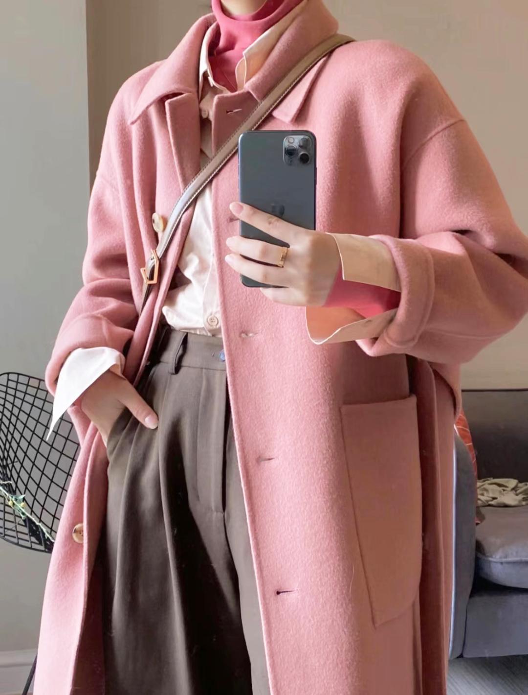 绿色大衣里面穿什么内搭最好,黑色大衣里面怎么穿内搭男