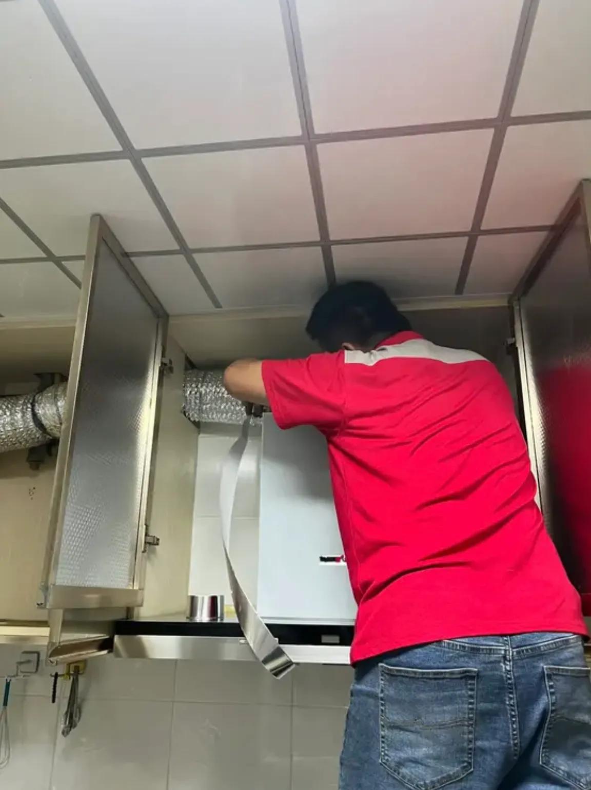 更换抽油烟机旧的先卸哪个部位,老式顶吸式油烟机滴油管更换