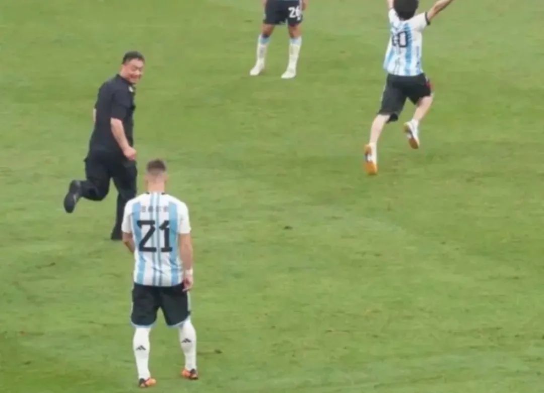 球迷拥抱梅西击掌大马丁高清视频,中国球迷拥抱梅西击掌大马丁照片