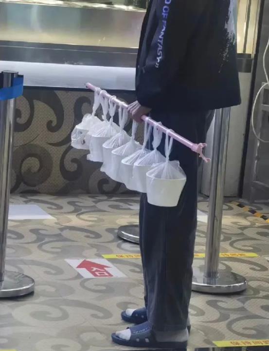 “纸抽麻将已C位出道”，大学生省钱新花样火了，有点智慧但不多