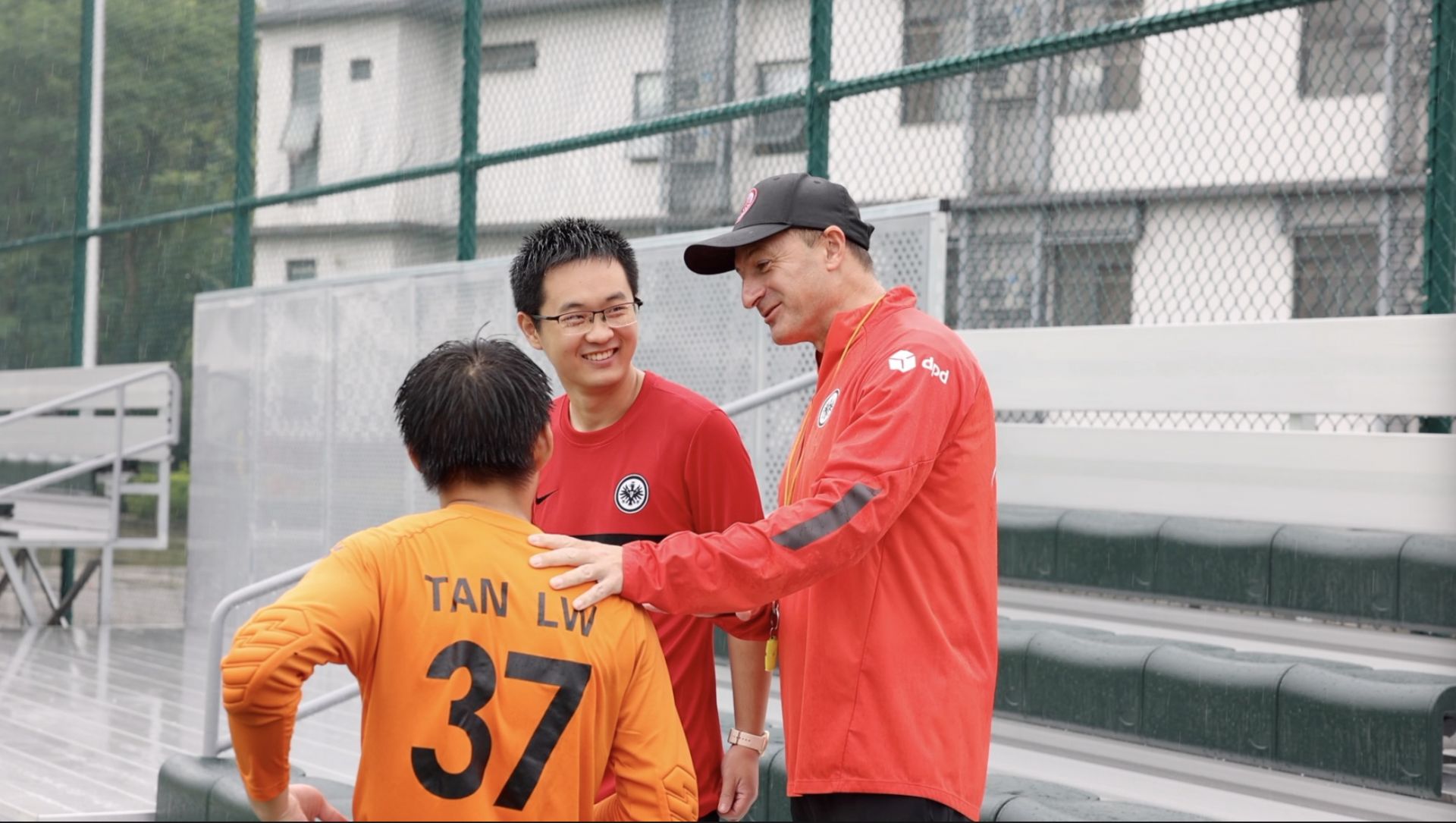 深圳大梅沙海滨公园海边救人,大梅沙景区救人