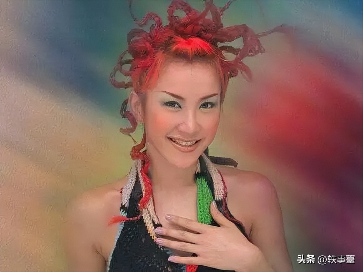 她左腿天生有缺陷，却凭借超人毅力，成为国际级唱跳天后