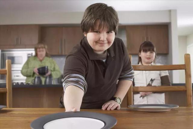 小时候“长身高”还是“长体重”,青春期后大不同,家长别不在意