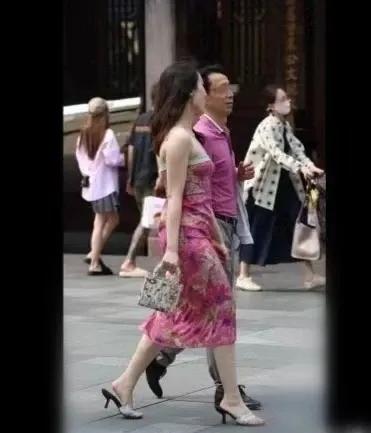 武汉一男子赤身裸体死在足疗店：这个女人让人心疼