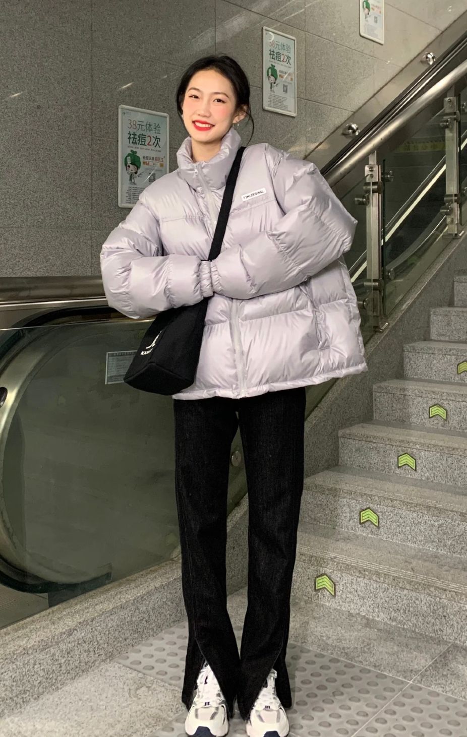 阔腿裤八分裤秋冬穿搭加格子大衣,阔腿裤开叉牛仔裤配什么外套洋气