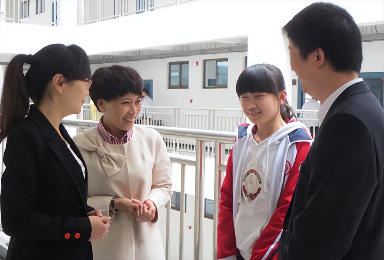 新班主任进群向家长自我介绍简短,老师在班级群里向家长的自我介绍