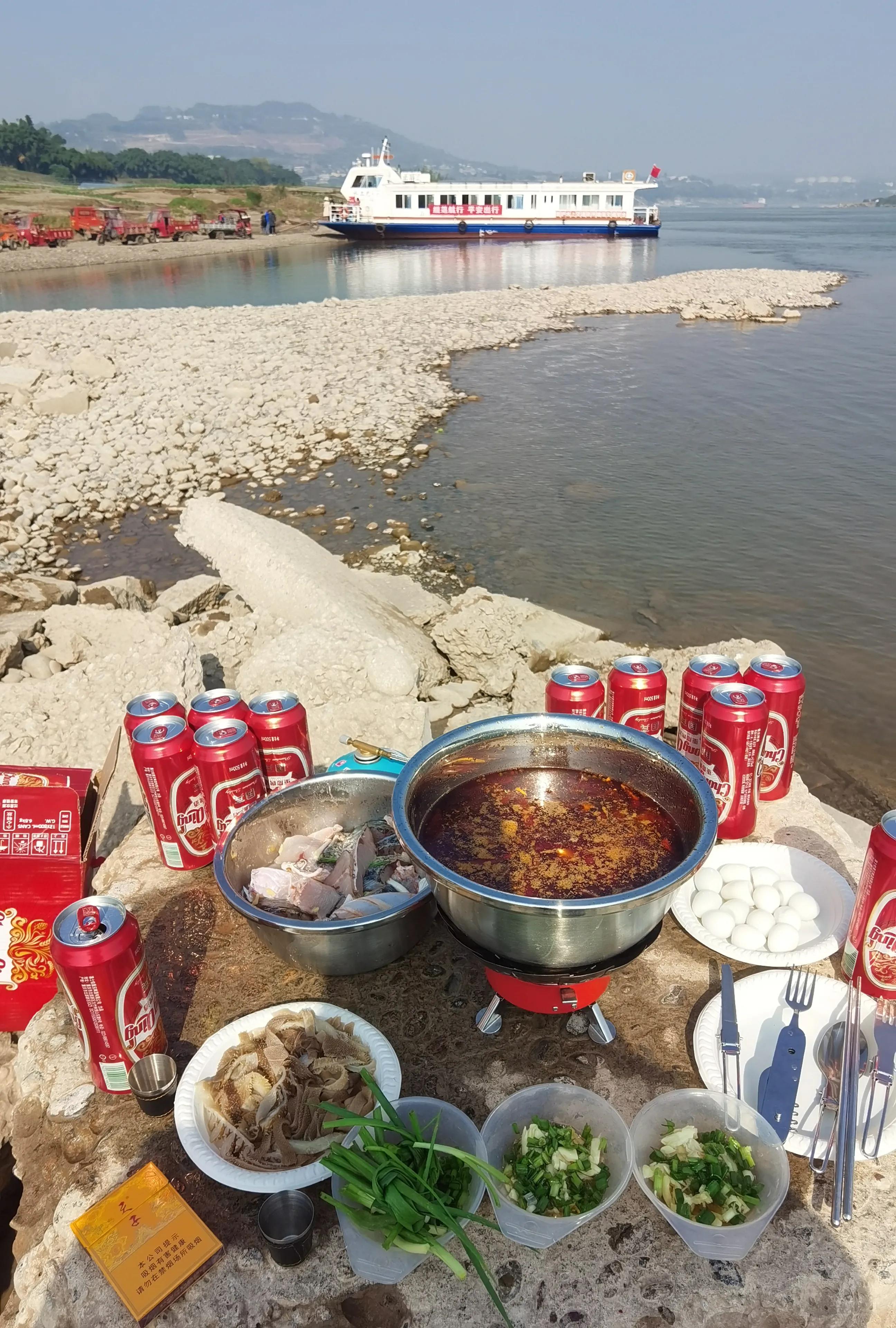 重庆两江夜游船上吃火锅,重庆南滨路船上吃火锅