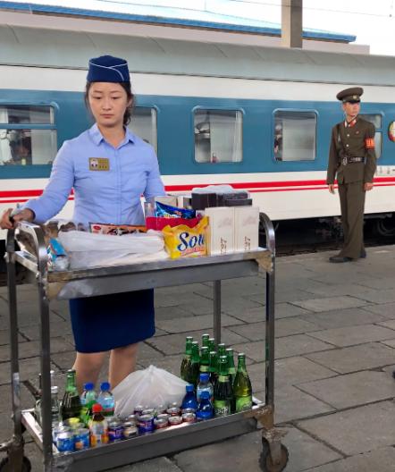 走进朝鲜，朝鲜火车站售货员长相标致，身着制服叫卖吸引乘客购买