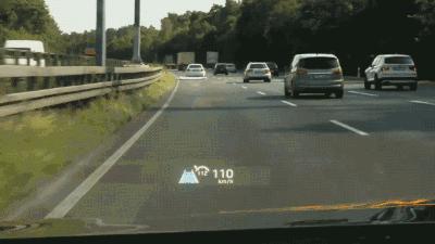 汽车hud是投影到玻璃上吗,汽车hud怎么投影到玻璃上的