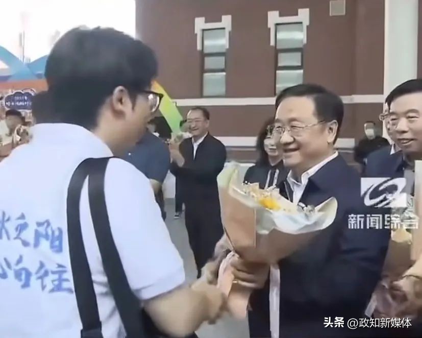 省会市委书记到车站迎接百名博士，背后有深意