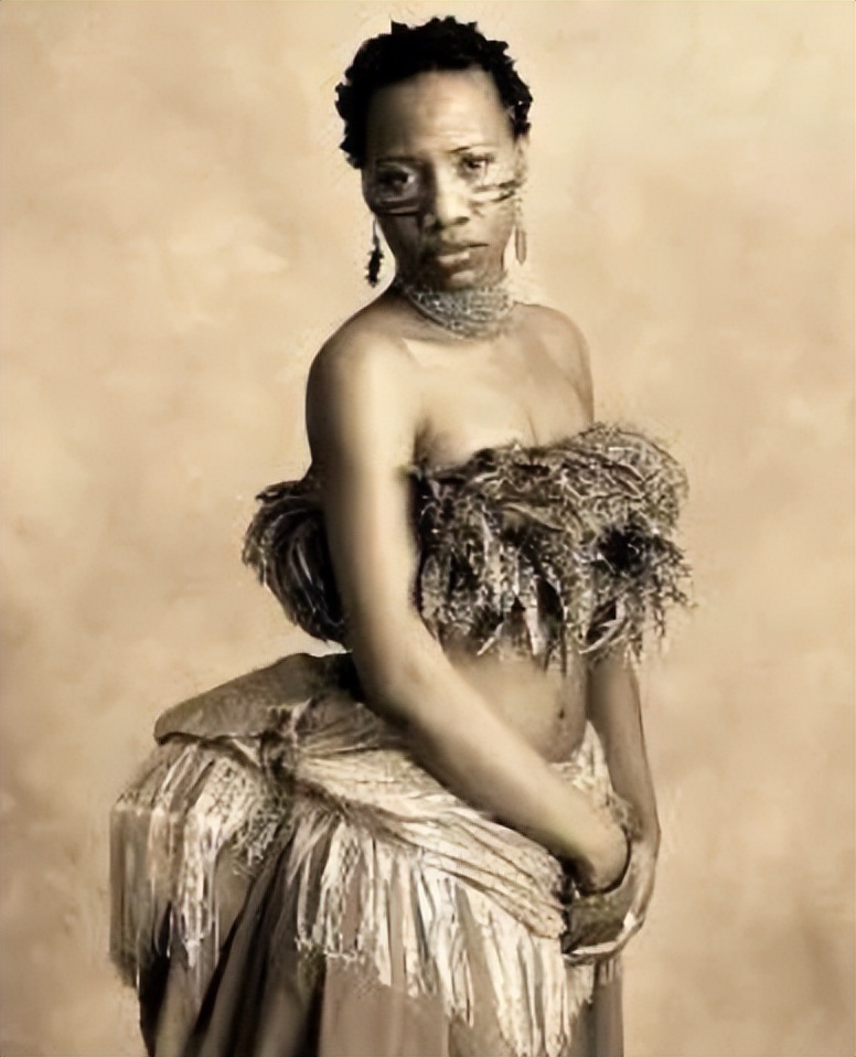 非洲女孩巴特曼因有巨臀，一生被赤身裸体展览，死后还被做成标本