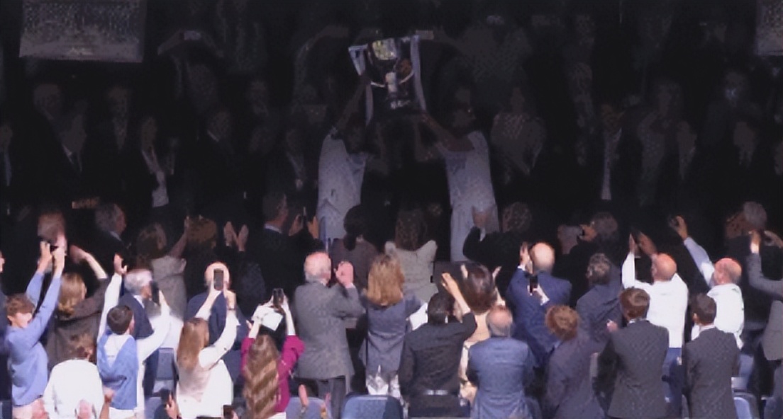 众生相!马塞洛高举奖杯,安切洛蒂被抛起,阿扎尔“带伤”庆祝