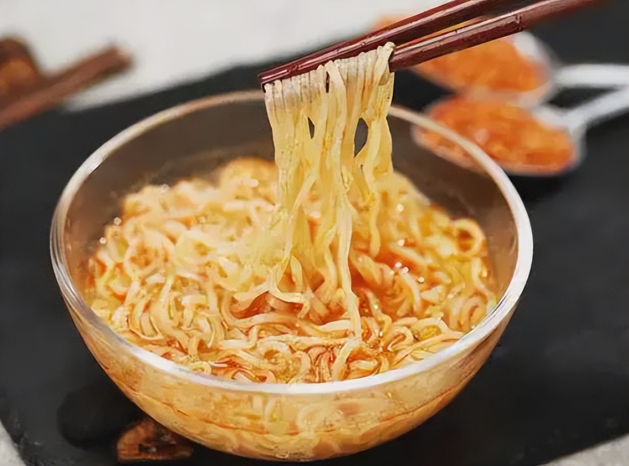 常吃方便面会怎么样快来看看,请问长期吃方便面对身体有好处吗