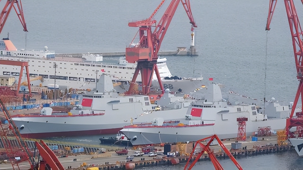 中国第2艘055万吨大驱已下水,003航母055大驱战力评价最新消息